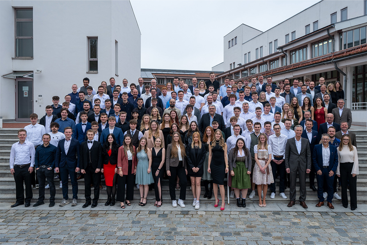106 Absolventinnen und Absolventen des BMW Group Werks Dingolfing haben gestern ihre Abschlusszeugnisse erhalten. 