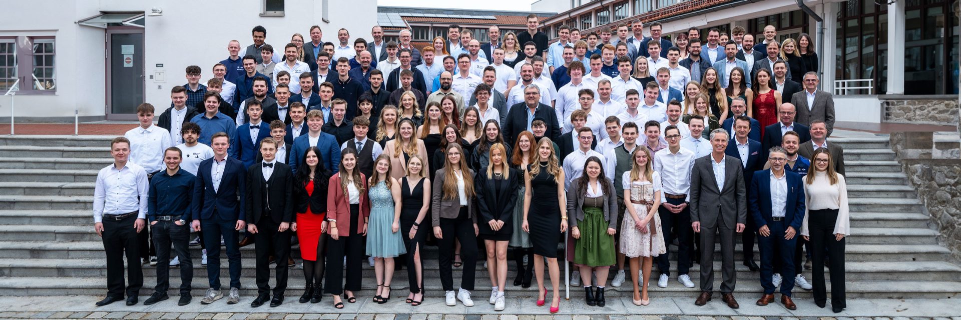 106 junge Menschen erhielten am Dienstag die Abschlusszeugnisse ihrer Berufsausbildung im BMW Group Werk Dingolfing.