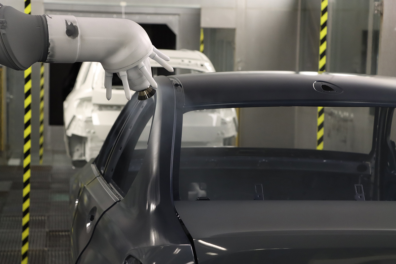 Braço robótico pinta a carroceria de um veículo BMW