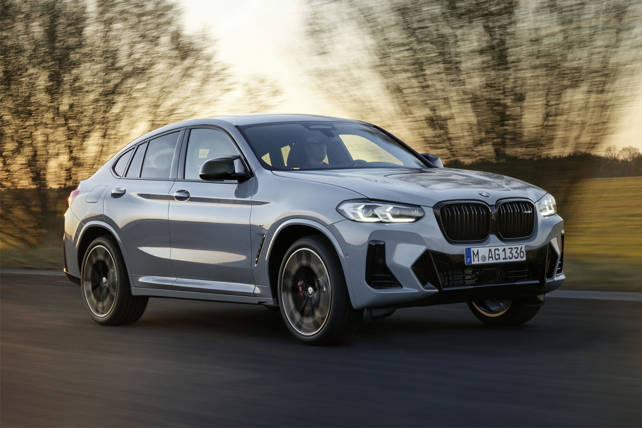 BMW X4 dirigindo em uma estrada rural