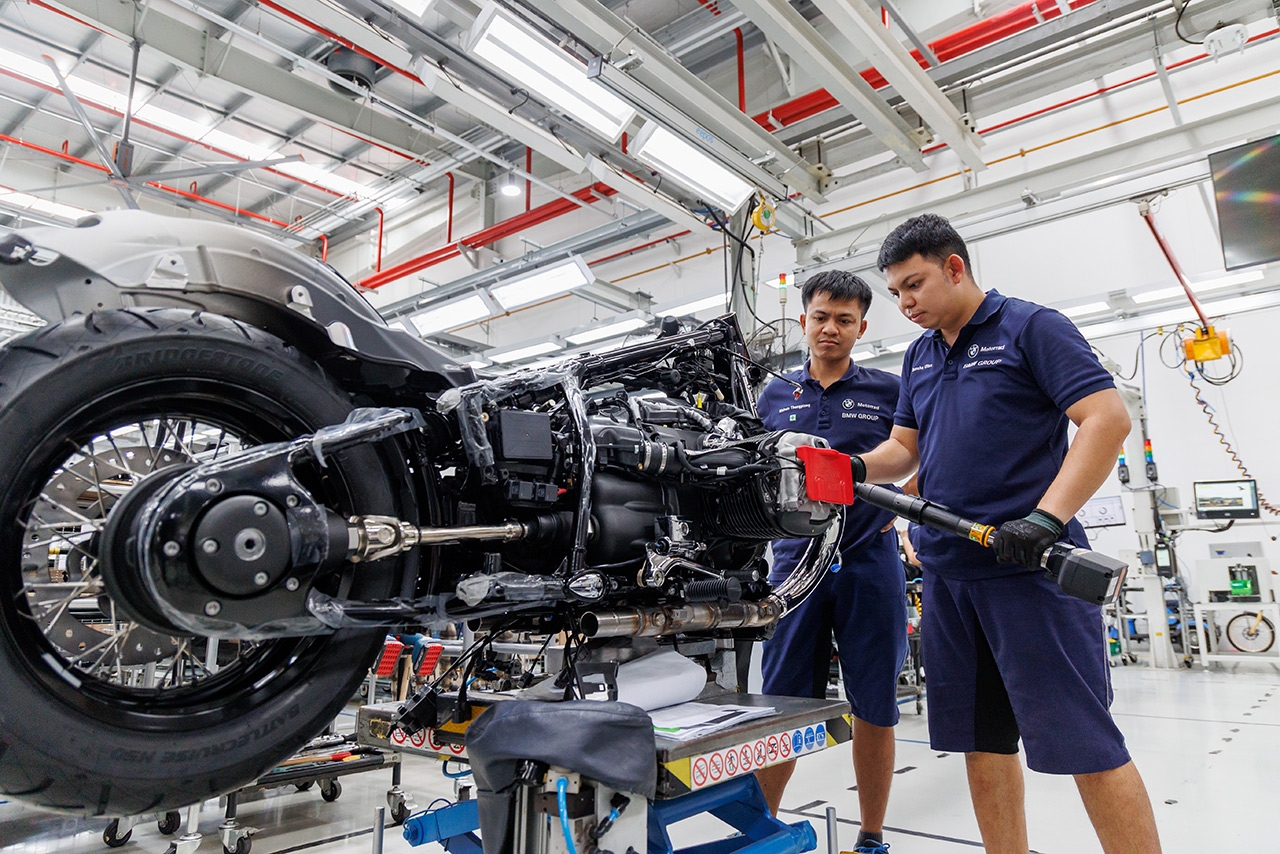 Mitarbeiter im BMW Group Montagewerk in Rayong, Thailand.