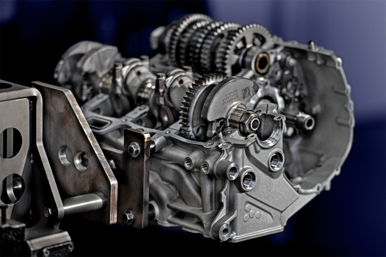 Ein BMW Motorrad Motor in der Produktion.