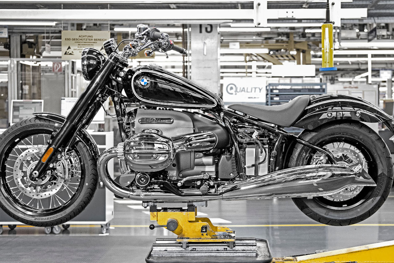 Ein schwarzes BMW Motorrad steht in den Produktionshallen.