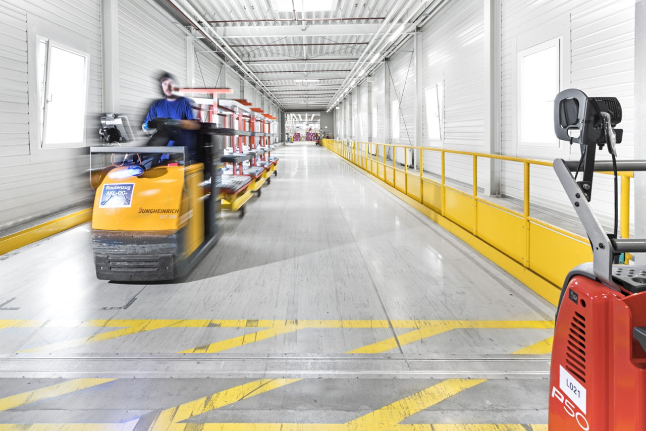Ein Logistik-Fahrzeug fährt durch das BMW Werk.