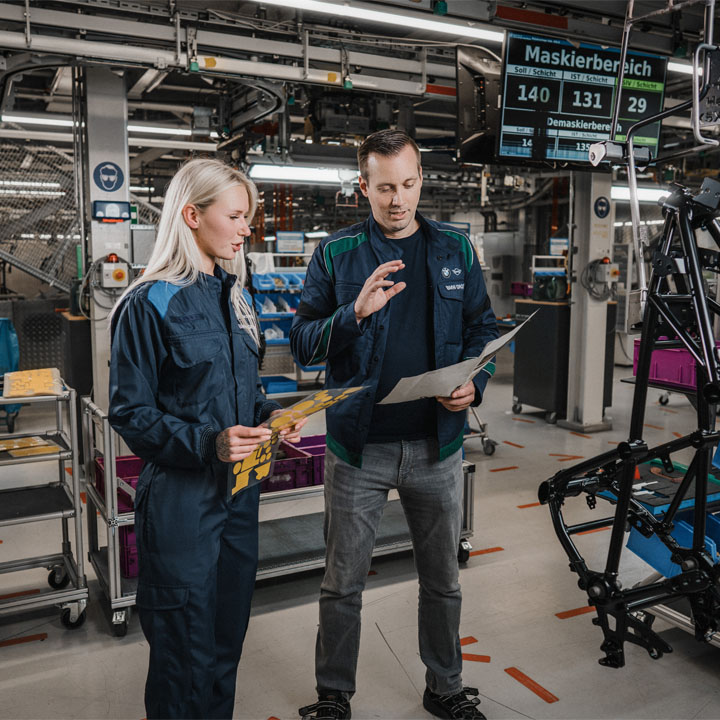 Employees at the BWM Group plant in Berlin in conversation.