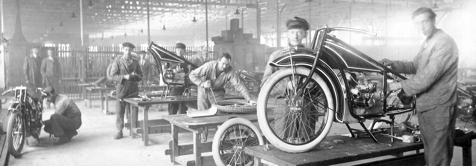 Historical photo from the BMW Group motorcycle production.