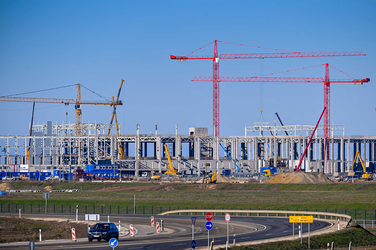 Egyre több épület ölt testet a BMW Group Gyár Debrecen építkezésén.