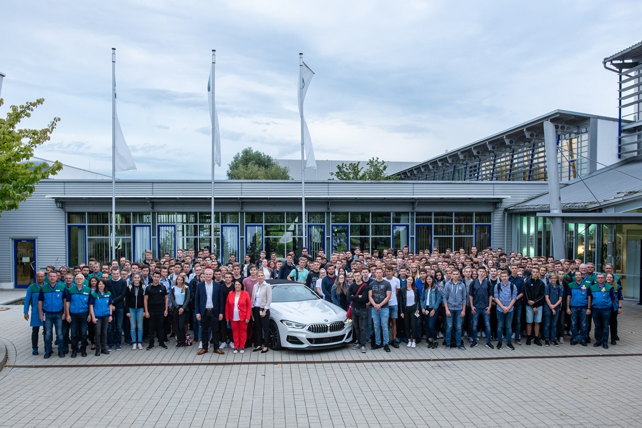 BMW Group Werk Dingolfing heißt 267 neue Auszubildende willkommen 