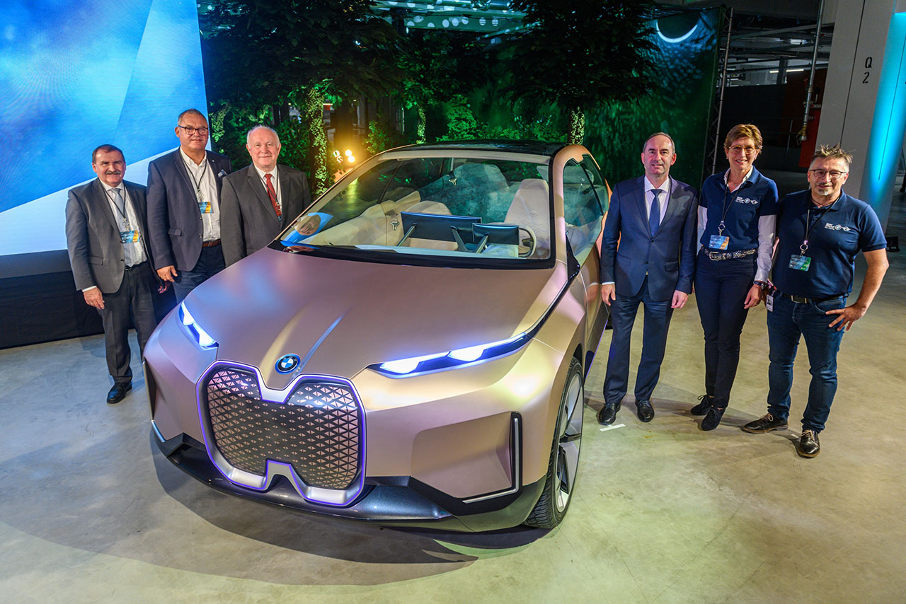 Der nächste Pionier aus Dingolfing: BMW Vision iNEXT feiert Werkspremiere beim „Future Mobility Day“.