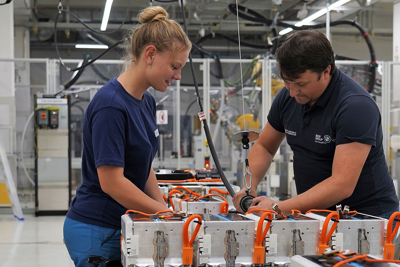 BMW Group beschleunigt Ausbau der Produktion von E-Antriebskomponenten im Werk Dingolfing.