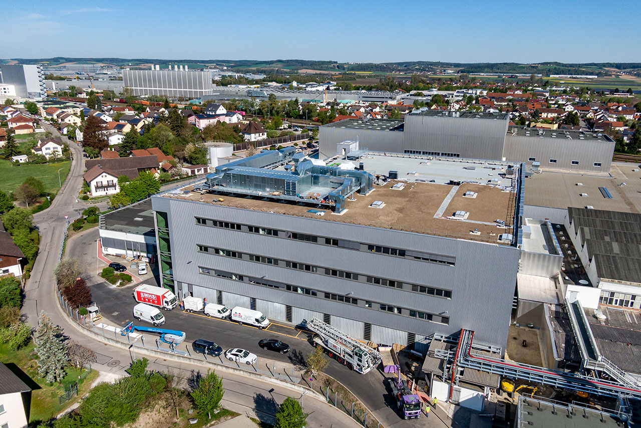 Neues Gebäude im Werk 02.10 schafft zusätzliche Kapazitäten zur Fertigung von E-Komponenten.