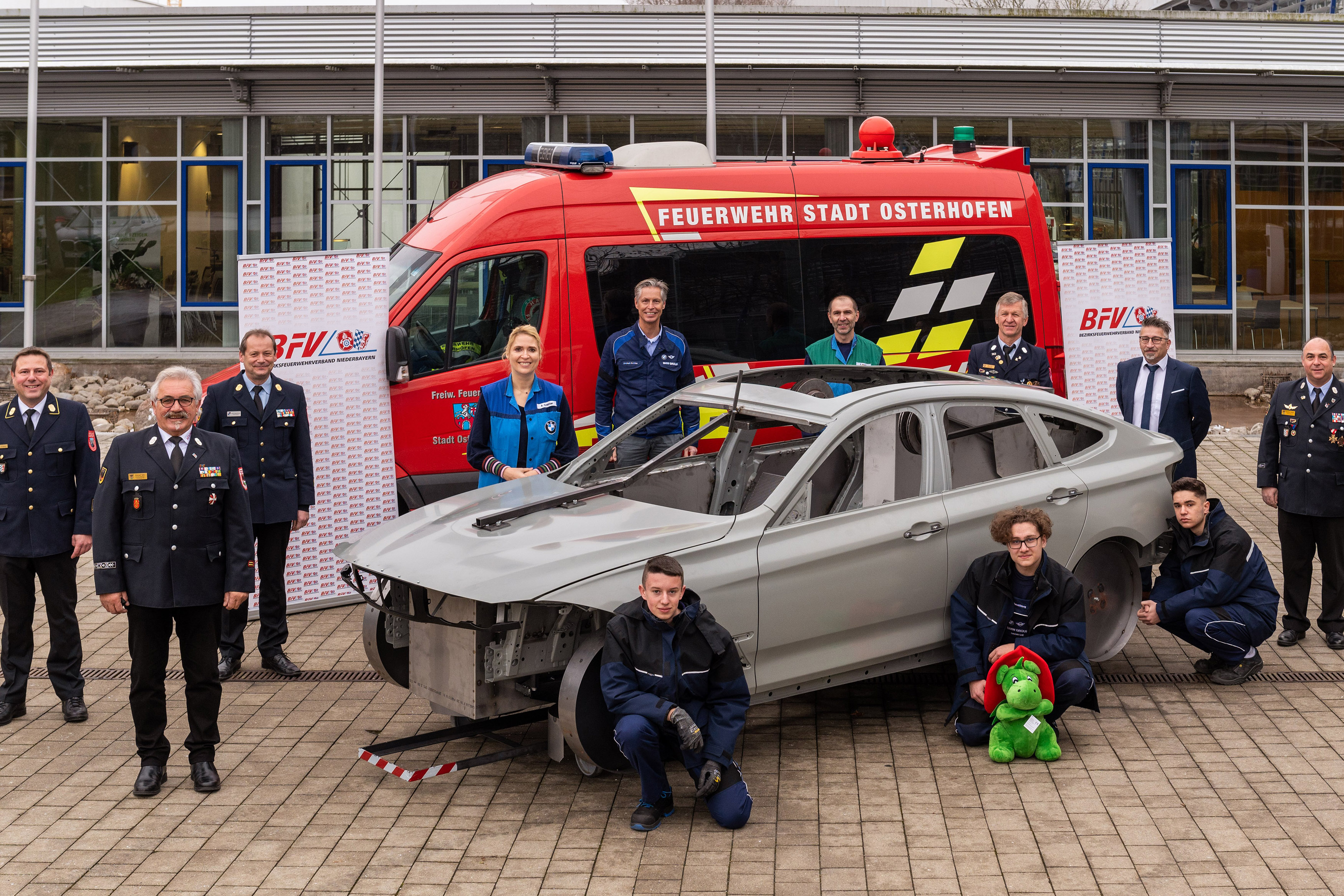 Dingolfinger BMW Azubis unterstützen das Ehrenamt.