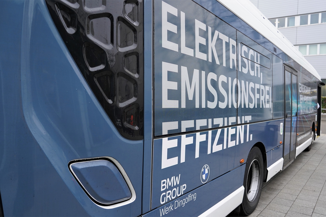 Neuer E-Pendelbus im Werk Dingolfing im Einsatz