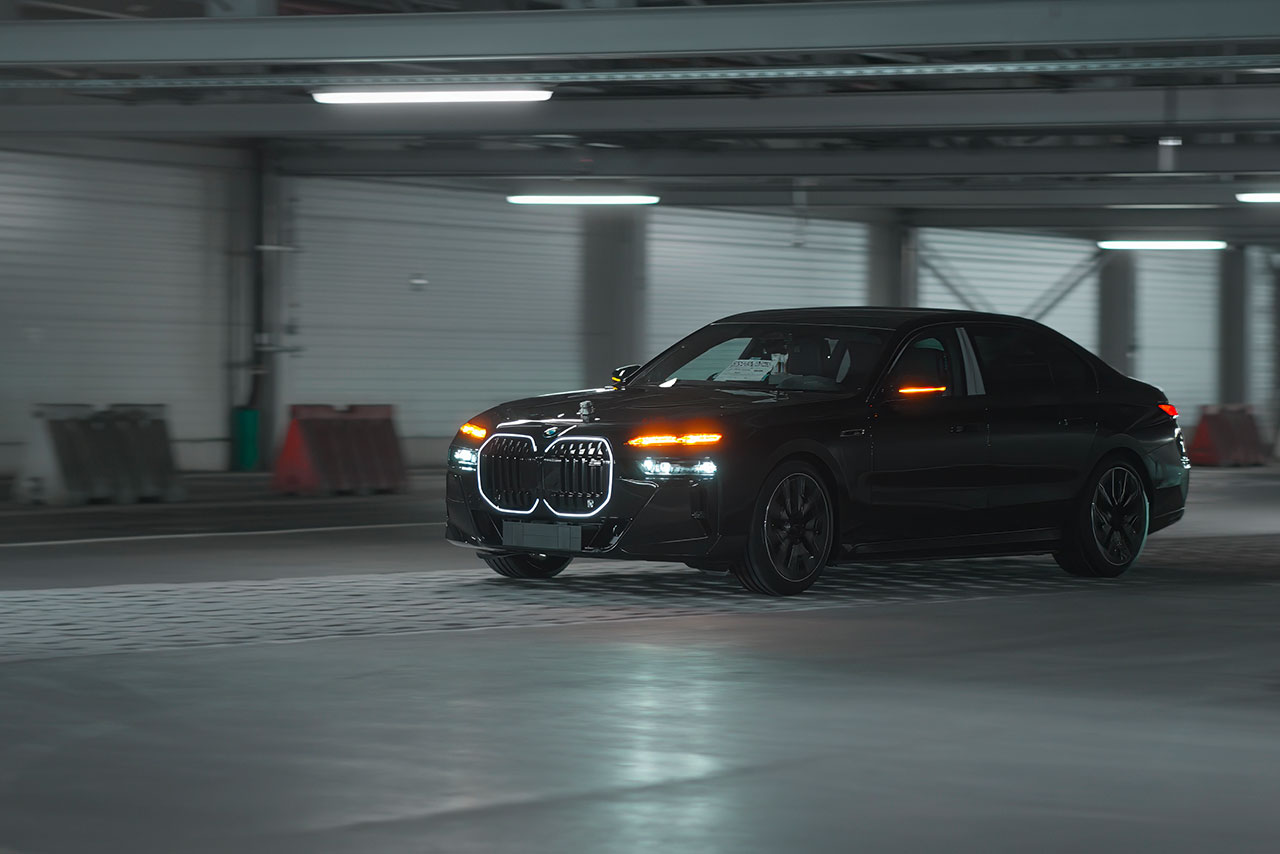 Hightech in der Produktion: BMW Group lässt Neufahrzeuge automatisiert fahren.