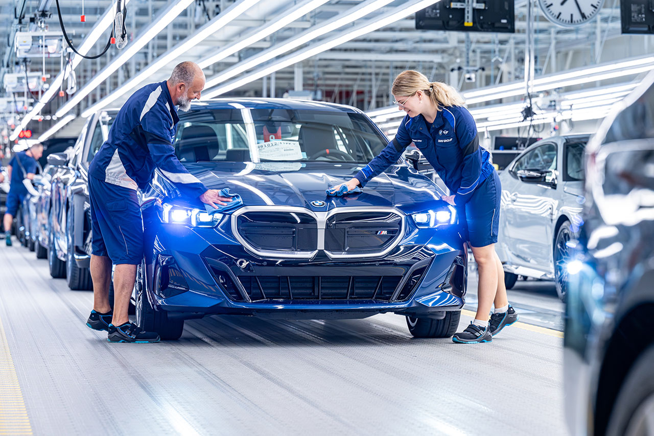 „Acht mal fünf ist 50“. Werk Dingolfing feiert im Jubiläumsjahr Fertigungsstart des BMW i5.