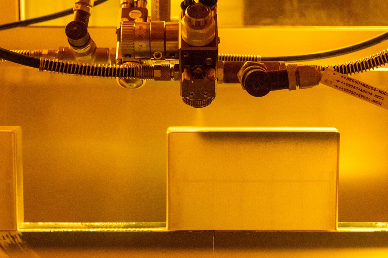 Ausbau der E-Komponentenfertigung in Leipzig: Produktionsstart der ersten Zelllackierungslinie für Batteriemodule.