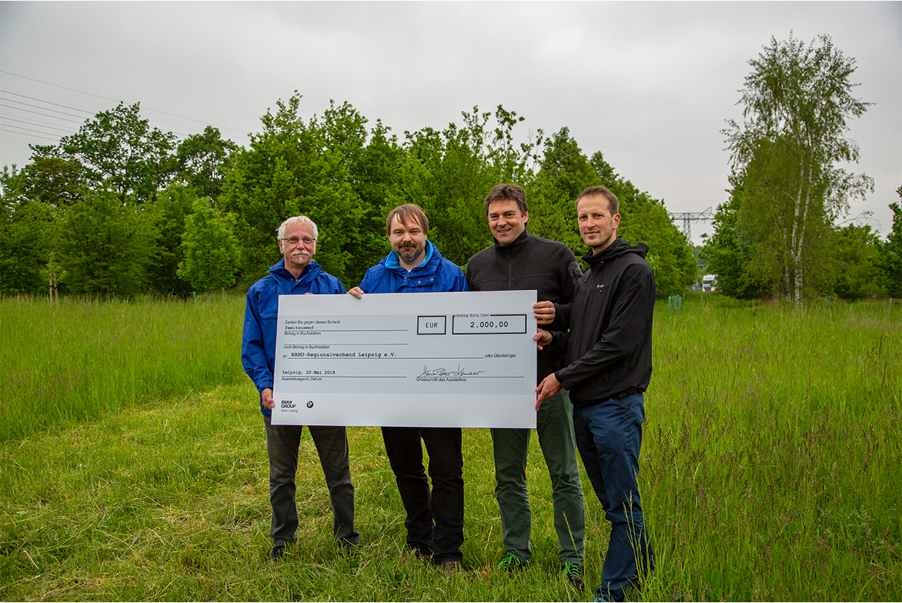 BMW Group Werk Leipzig unterstützt Blühwiesenprojekt.