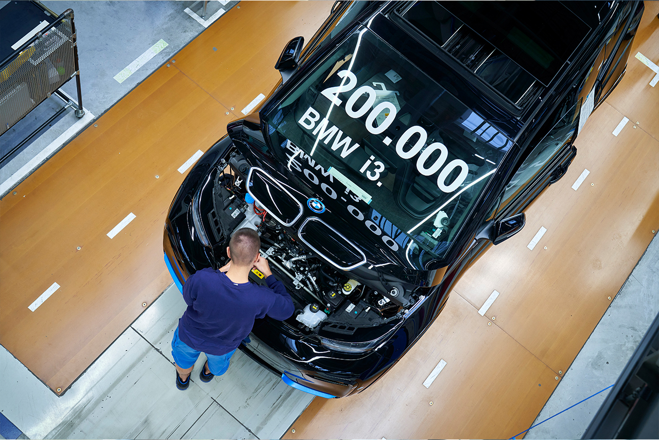 Erster seiner Art und Innovationstreiber für nachhaltige Mobilität: Schon 200 000 BMW <span class="grp-lowercase">i</span>3 produziert.