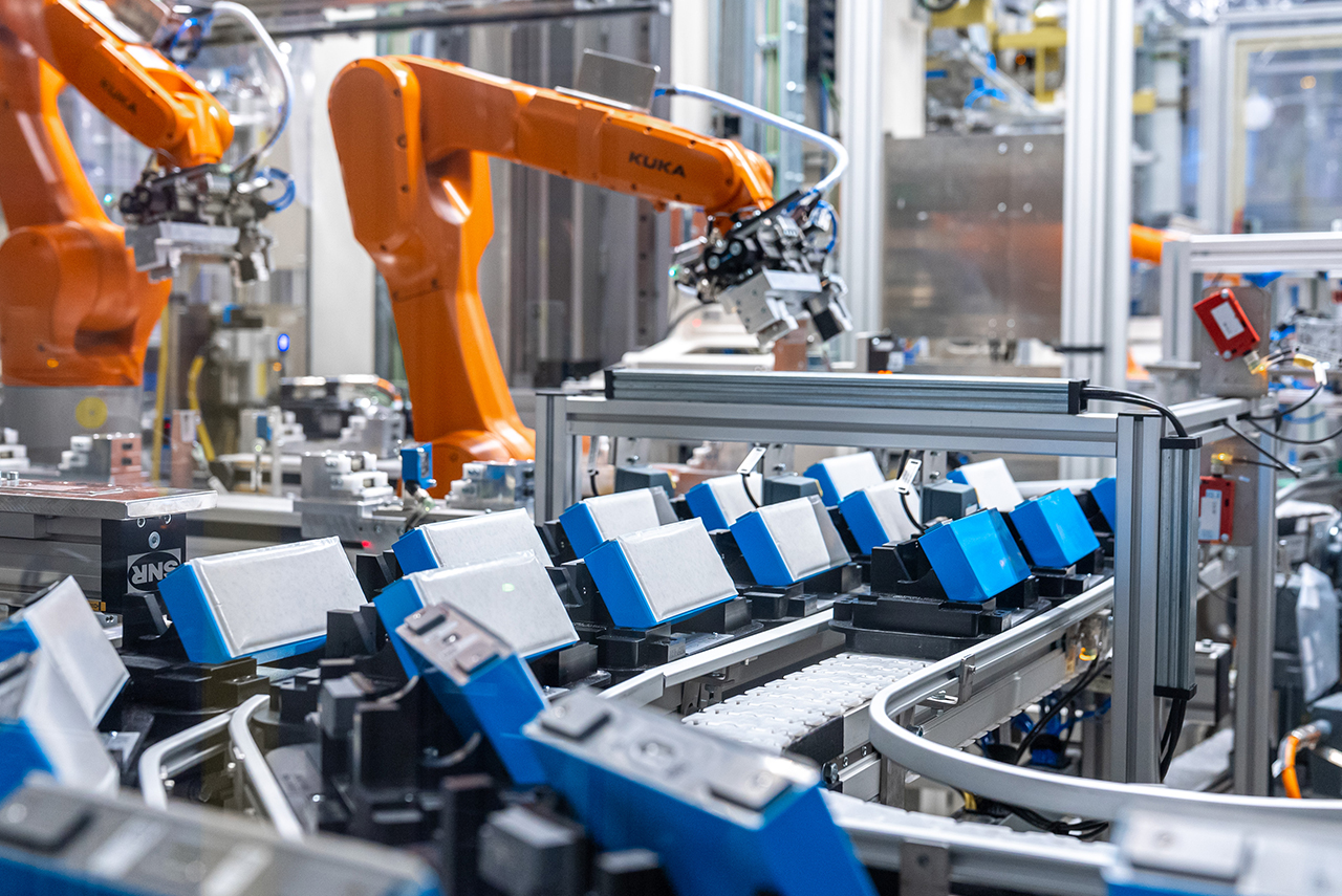 E-drive production expands in Leipzig: Second battery module line goes on stream.