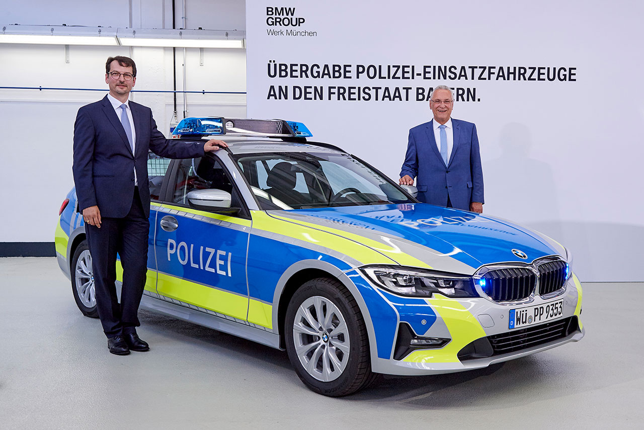 Bayerns Innenminister Joachim Herrmann nimmt Polizeifahrzeuge der neuesten BMW 3er Touring Generation aus dem BMW Group Werk München entgegen.