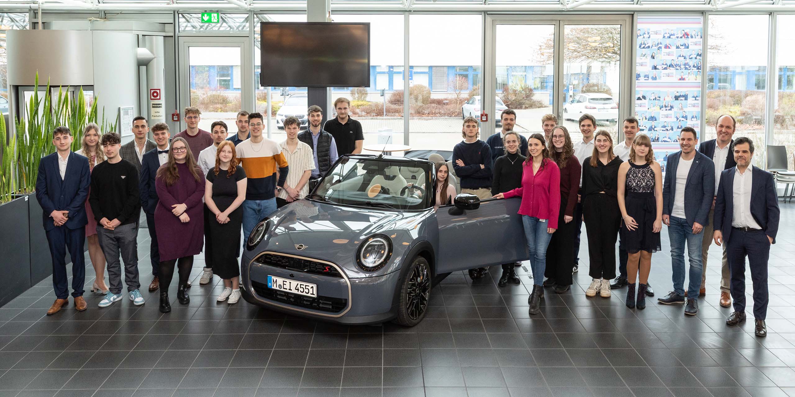 Fachkräftenachwuchs feiert Freisprechung:  29 Auszubildende des BMW Group Werks Regensburg erhalten ihre Abschlusszeugnisse