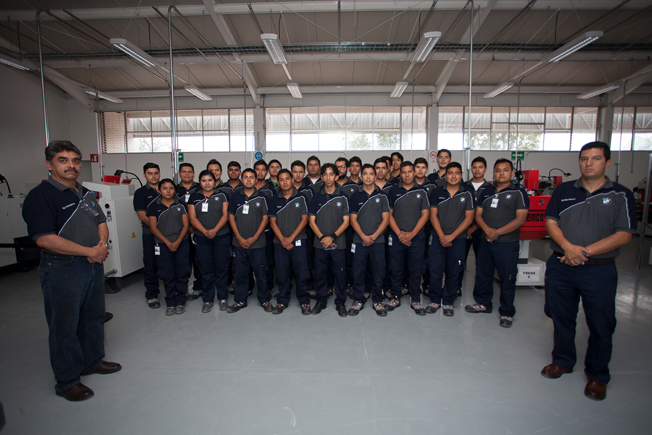 Aprendices mexicanos de BMW muy adelantados a su tiempo.