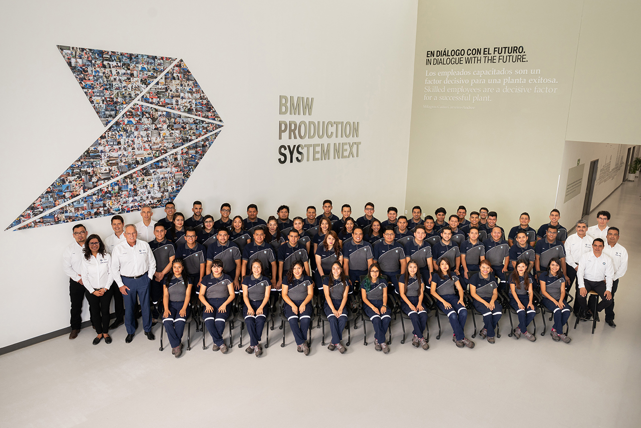 BMW Group Planta San Luis Potosí refuerza su compromiso con la educación celebrando la graduación de la tercera generación de aprendices y recibiendo al quinto grupo en el Programa Dual.