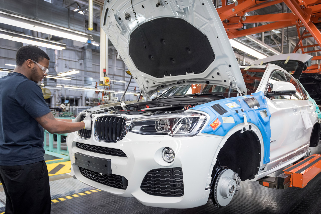 The first BMW X4 takes its leave…