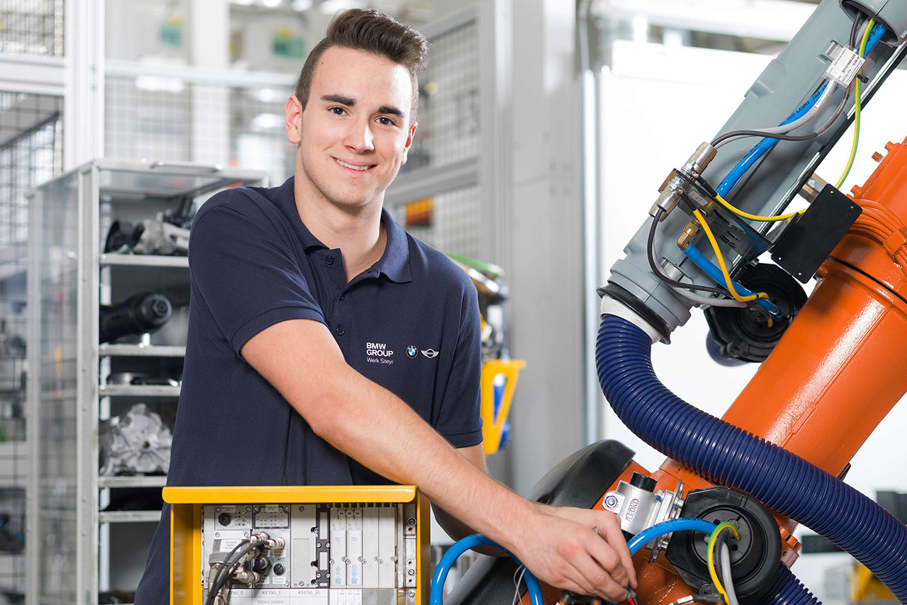 Einstellungsoffensive im weltgrößten Motorenwerk der BMW Group.