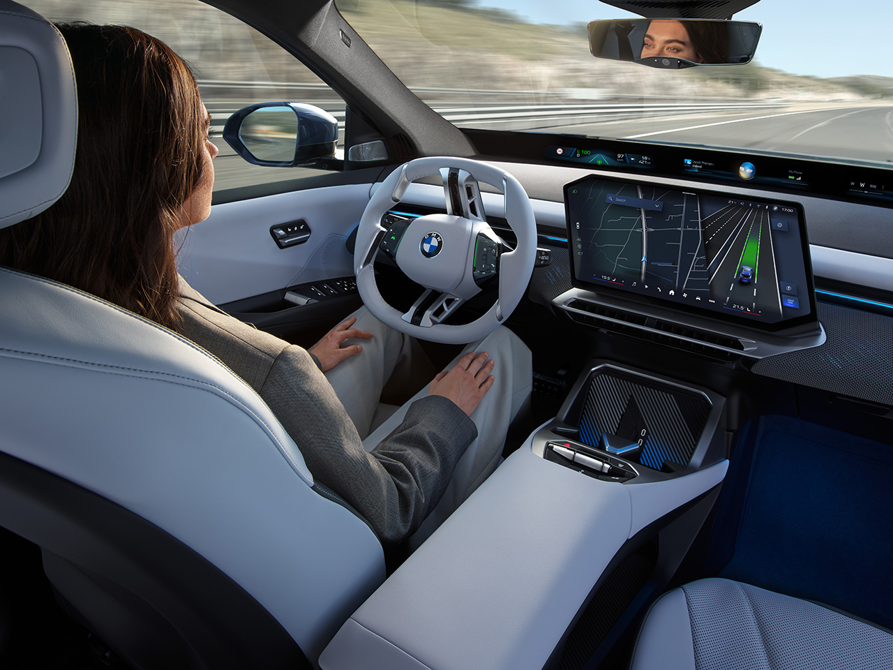 Level 2 highly automated driving with the Motorway Assistant in the new BMW iX3.