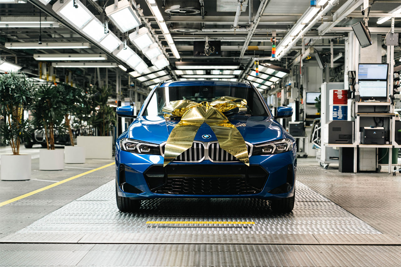 A BMW 330e Touring in Portimao Blue sports a golden bow: The BMW Group’s 3,000,000th electrified vehicle rolls off the production line in Munich.