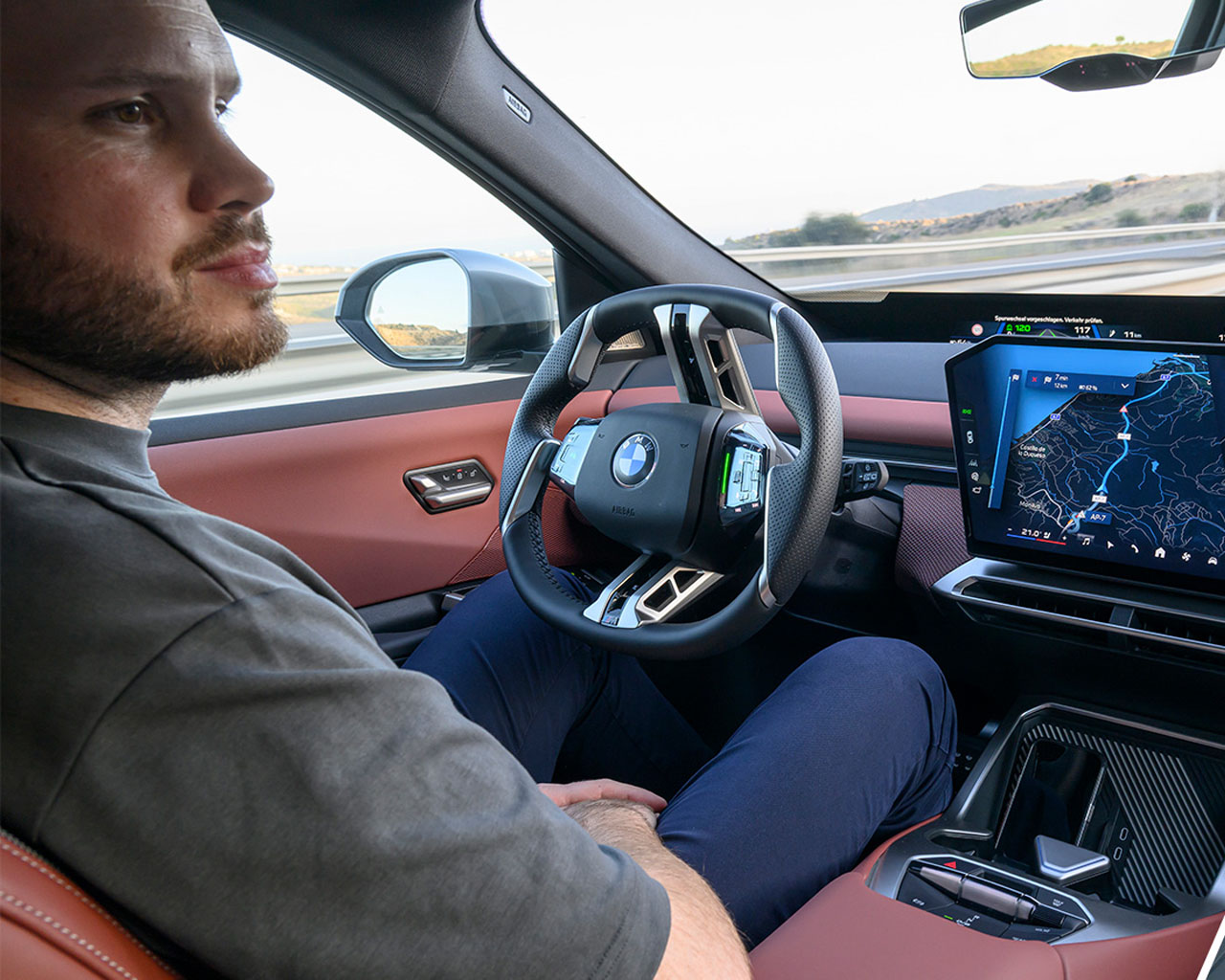  Split-screen image: Both views show the Highway Assistant, which provides driving support.