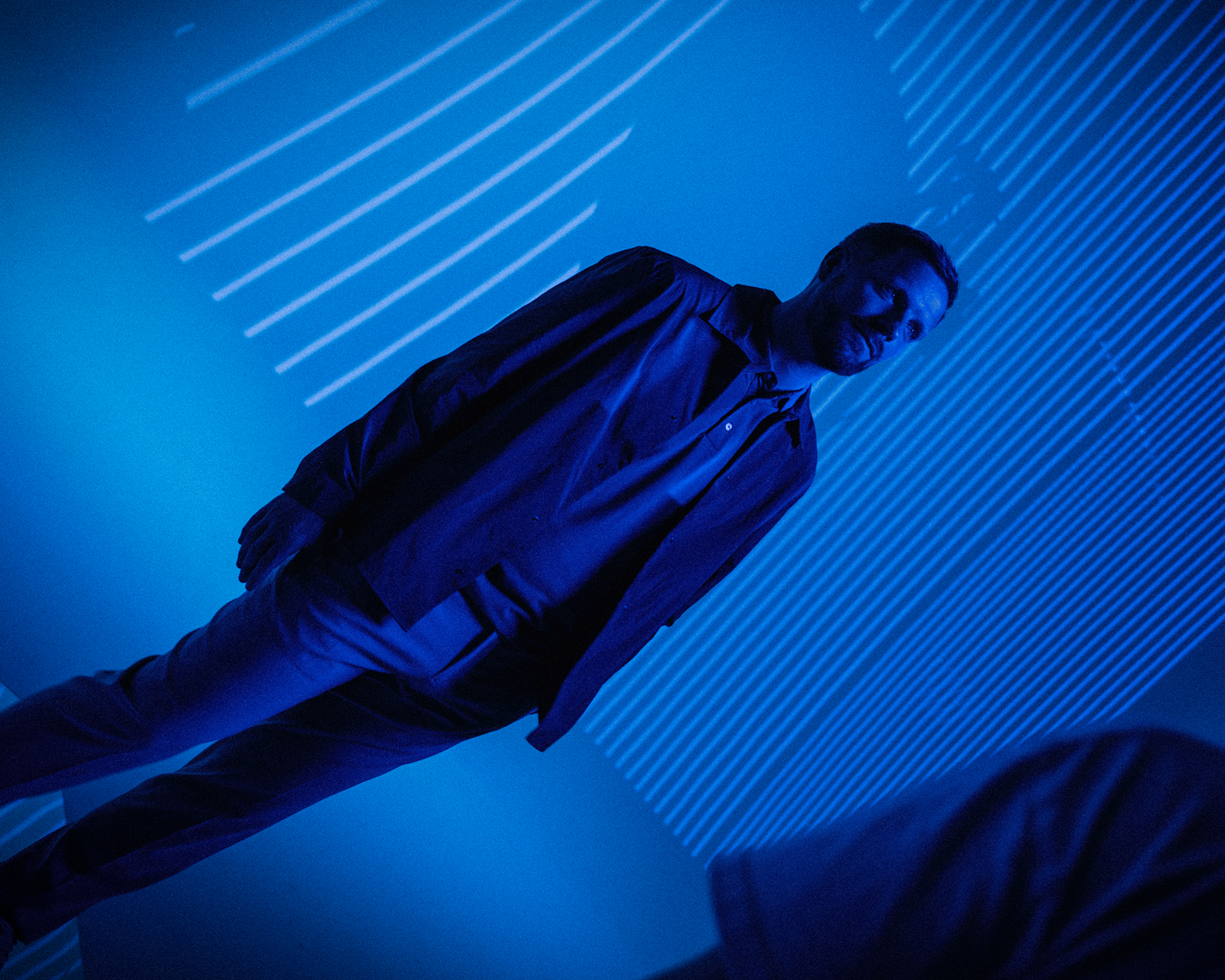 Designer Anders in einem blauen Raum