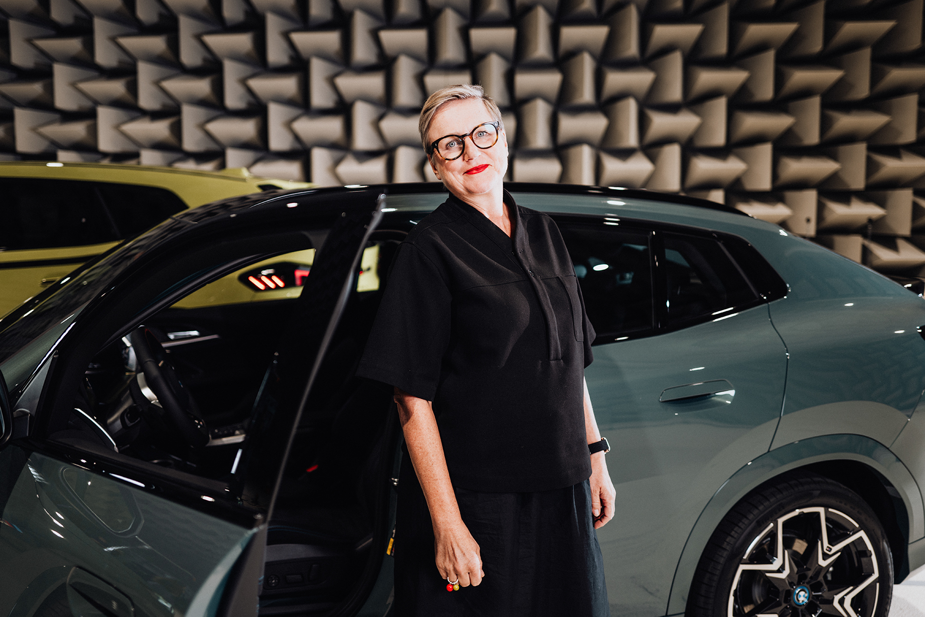 Daniela vor dem BMW IX2.