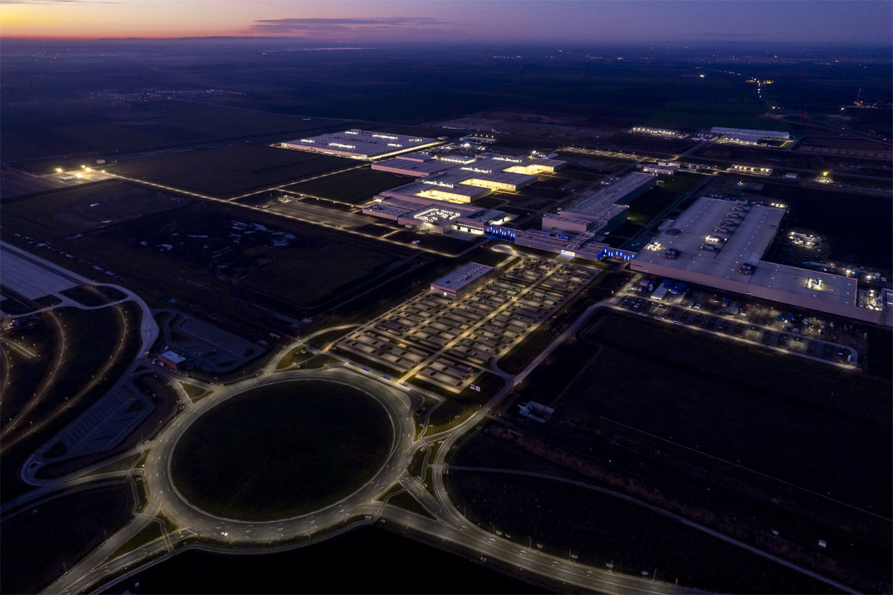 BMW Debrecen plant at night from an aerial perspective.