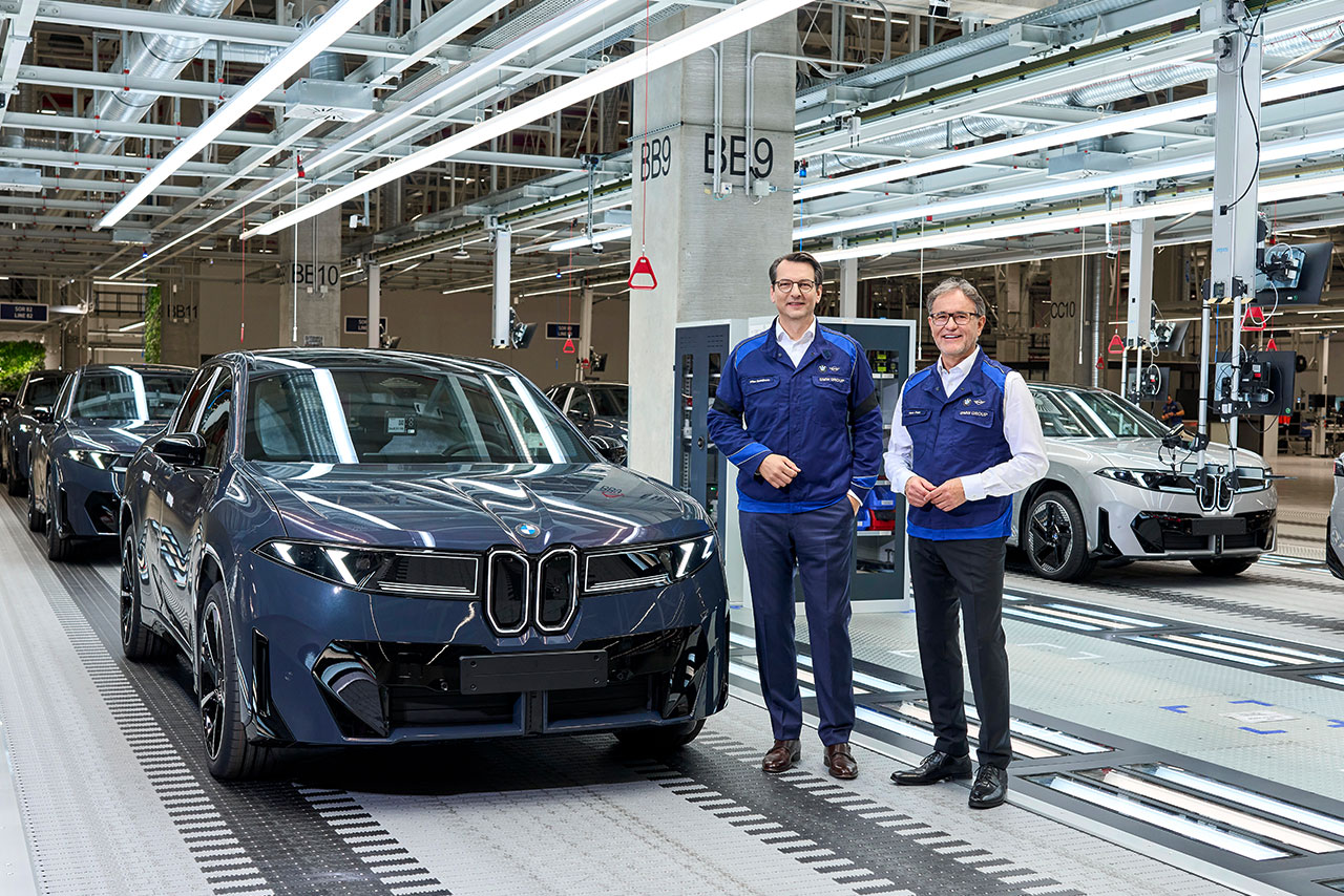 A BMW-csoport debreceni gyárában legördülnek a gyártósorról az első BMW Neue Klasse járművek.