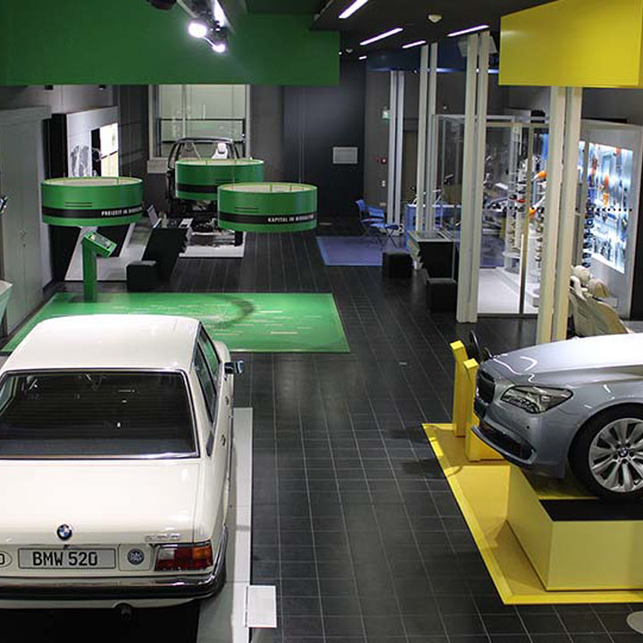 Innenaufnahme des Industriemuseums in Dingolfing mit historischen Fahrzeugen.