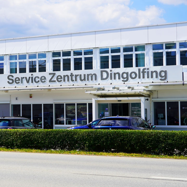 Aufnahme des Eingangsbereiches des BMW Group Service Zentrums in DIngolfing.