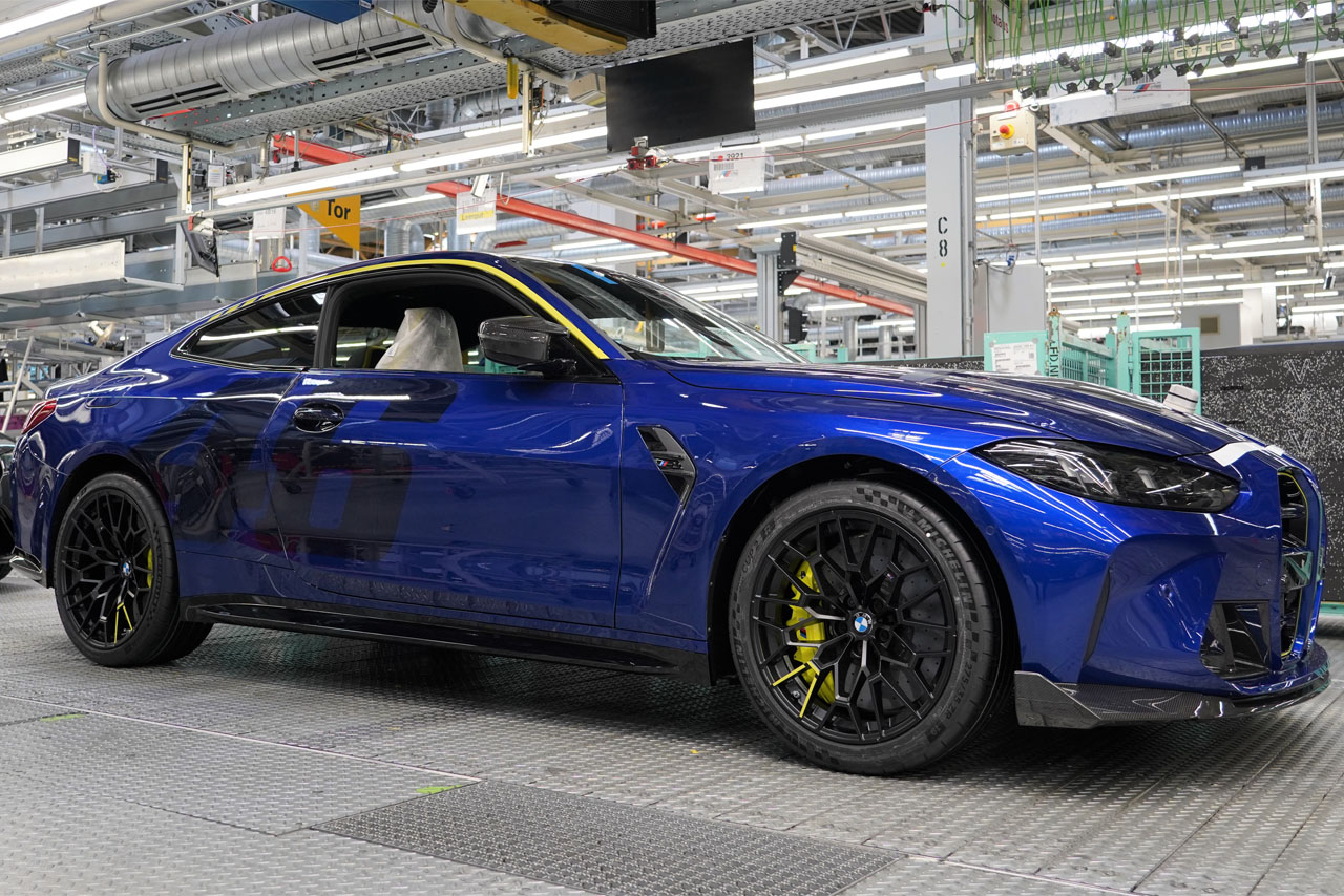 BMW M4 CS in der Produktionslinie, sportliches Design und leistungsstarke Technik.