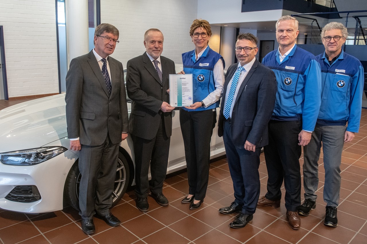 Dezernatsleiter Hans-Jürgen Damaschke (l.) und Amtsleiter Franz Maier (2.v.l.) vom Gewerbeaufsichtsamt Landshut überreichen das OHRIS-Zertifikat an die Leiterin des BMW Group Werks Dingolfing Ilka Horstmeier, Betriebsratsvorsitzenden Stefan Schmid, Personalleiter Uwe Bald und den Leiter Arbeitssicherheit und Ergonomie Hans-Peter Jahn. 