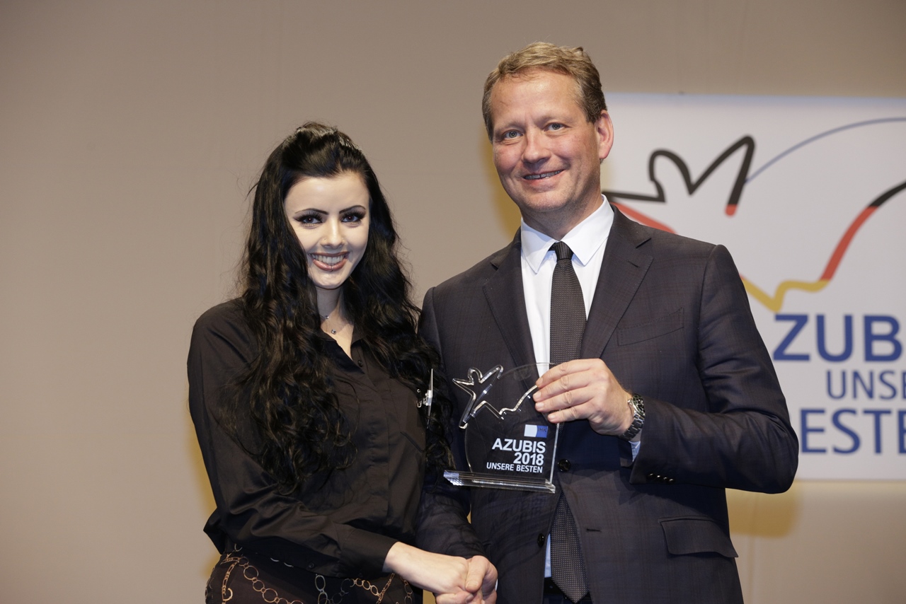Tina Deller und Eric Schweitzer, DIHK-Präsident, bei der Bestenehrung in Berlin