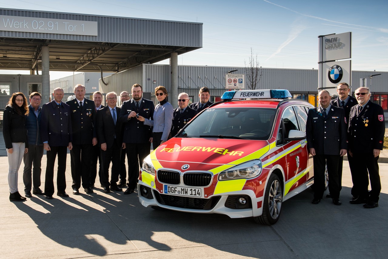 Ilka Horstmeier übergibt der Freiwilligen Feuerwehr Wallersdorf ein neues Einsatzfahrzeug. 