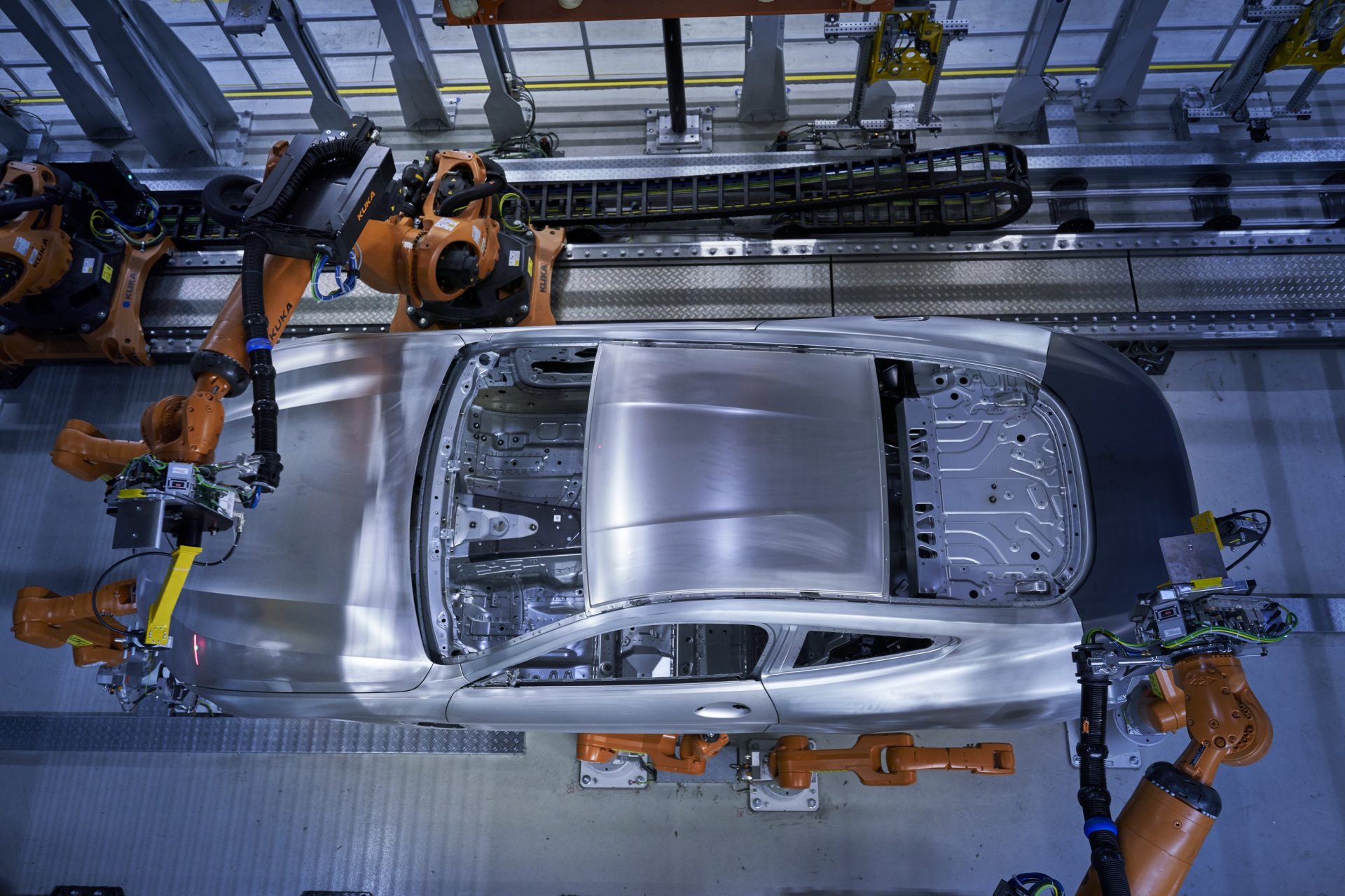  Die neue Multimesszelle im Dingolfinger Karosseriebau: Messung der Karosserie-Außenhaut des neuen BMW 8er Coupé mittels 3D-Oberflächenscan. 