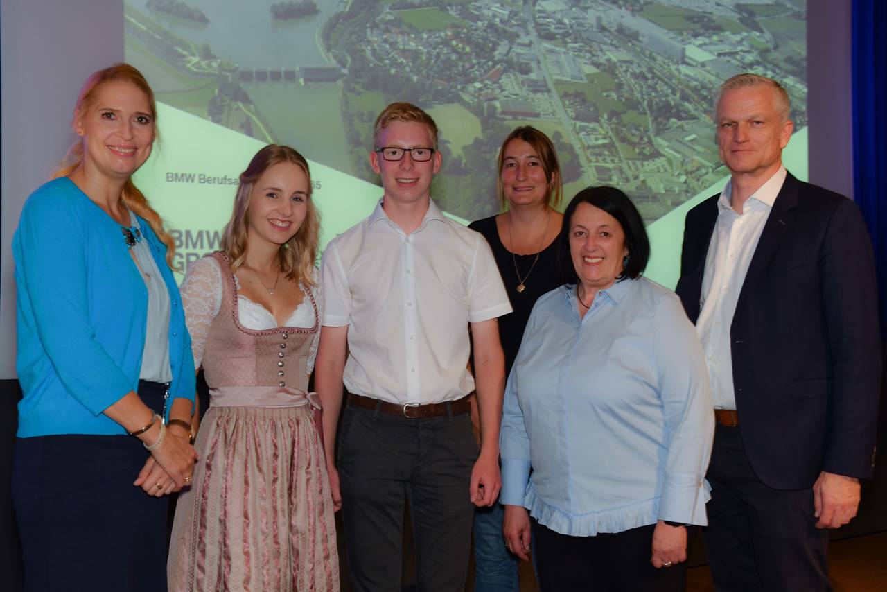  Die Prüfungsbesten Lea Wallisch und Christoph Stömmer (Bildmitte) mit Ausbildungsleiterin Dr. Andrea Crestan sowie mit der Betriebsrätin für den Bereich Ausbildung Silke Strasser, der stellvertretenden Betriebsratsvorsitzenden Inge Kolmeder und Personalleiter Uwe Bald (v.l.n.r.) 