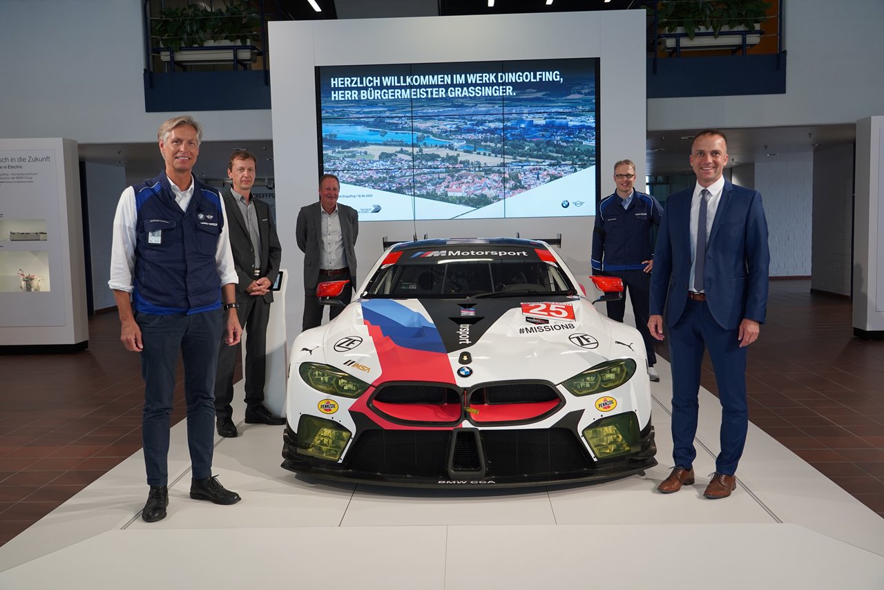 Der neue Bürgermeister der Stadt Dingolfing, Armin Grassinger (vorne rechts), mit dem Leiter des BMW Group Werks Dingolfing, Christoph Schröder (vorne links). Im Hintergrund: Thomas Layh, Geschäftsleitender Beamter der Stadt Dingolfing, Jürgen Kaiser, Kämmerer der Stadt Dingolfing, sowie Bernd Eckstein, Leiter Kommunikation der BMW Group Werke Dingolfing und Landshut (von links nach rechts). 