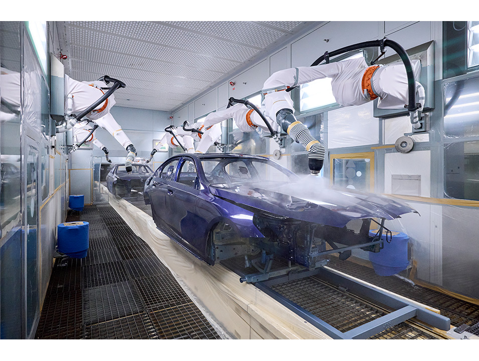 Produktion der BMW 5er Reihe im BMW Group Werk Dingolfing – Lackiererei.