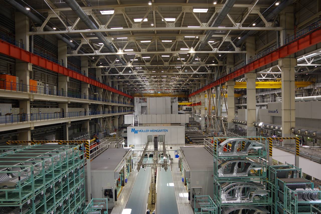 Das Presswerk in neuem Licht: Die Umstellung der Werksbeleuchtung am BMW Group Standort Dingolfing auf energieeffiziente LED-Technik ist fast abgeschlossen.