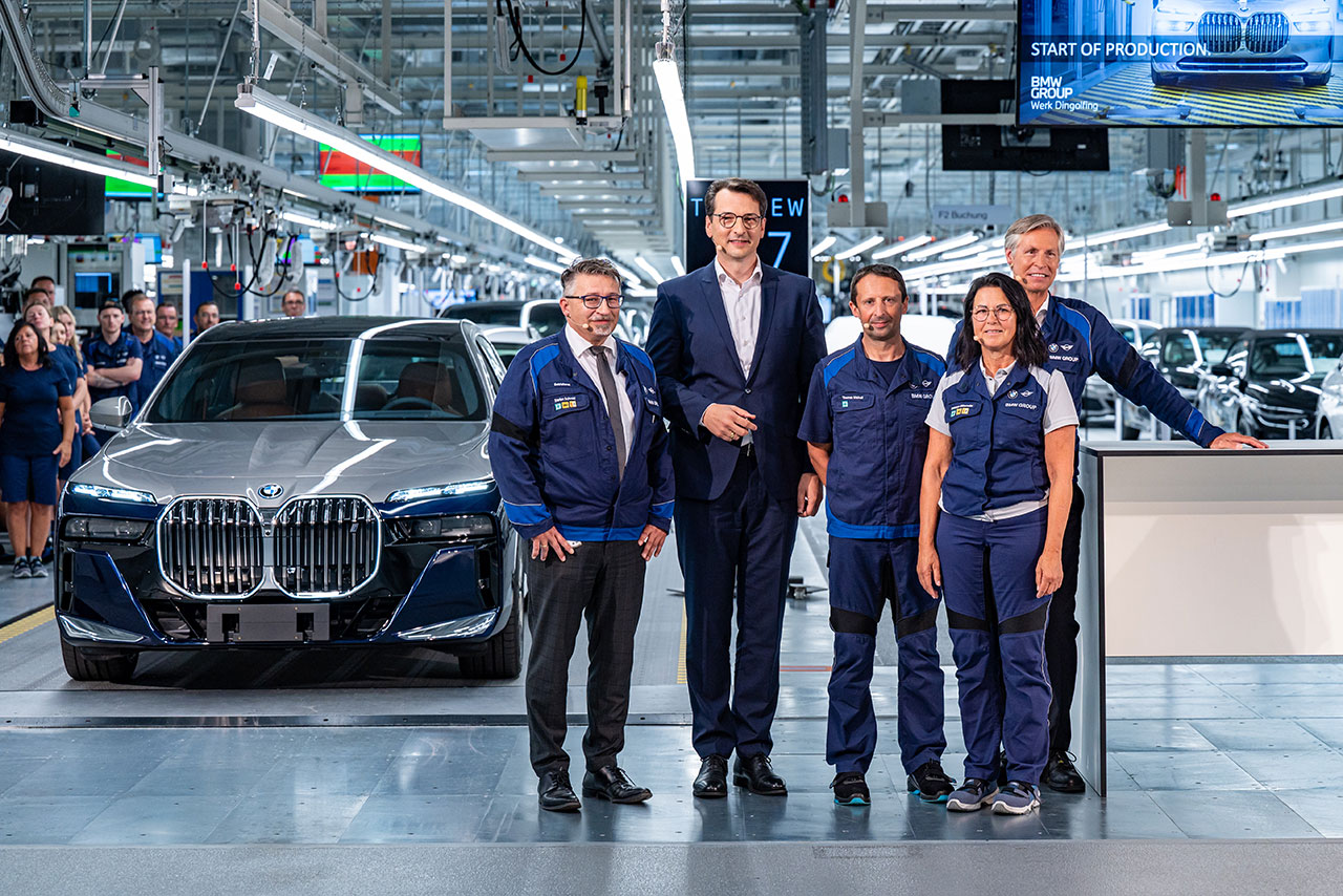  Im BMW Group Werk Dingolfing rollen die ersten Serien-Exemplare der neuen BMW 7er Reihe von den Bändern