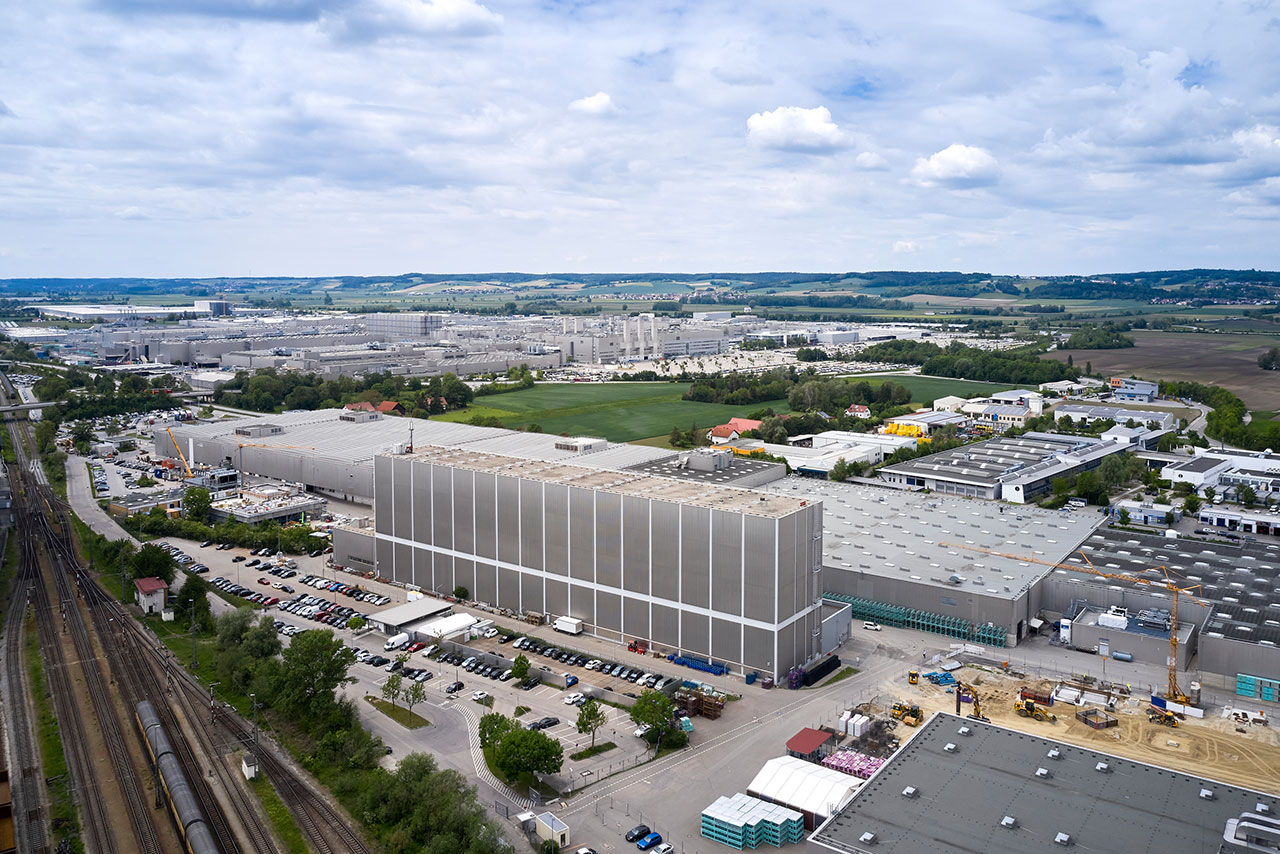 Das Kompetenzzentrum E-Antriebsproduktion in Dingolfing wird von dem neuen Versorgungszentrum mit Teilen beliefert.