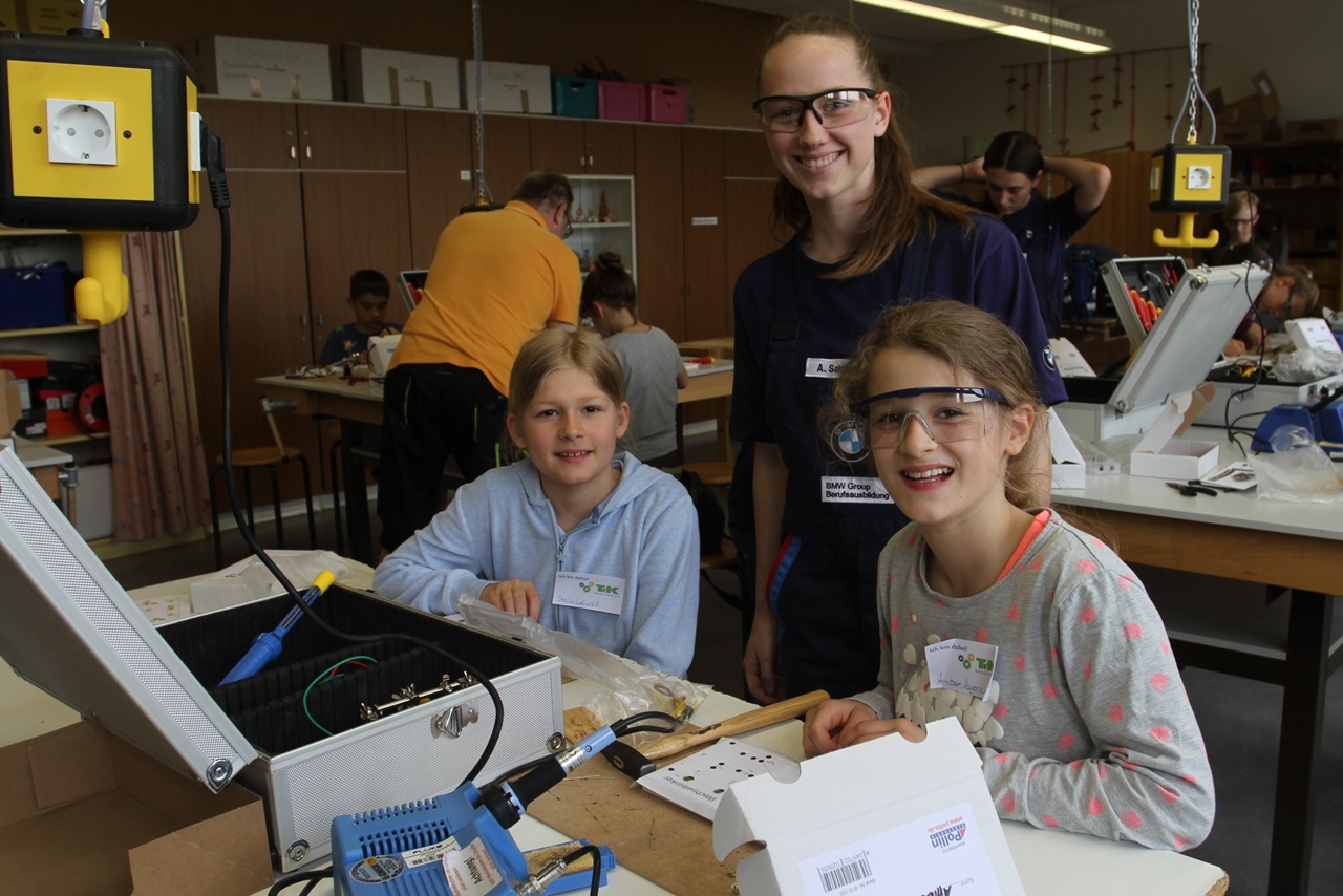 Begeisterte Nachwuchs-Techniker, engagierte Tutoren beim Projekt „Schüler entdecken Technik“: Unter Anleitung zweier Auszubildender des BMW Group Werks Dingolfing fertigen rund 20 Schüler der Dingolfinger Grundschule Altstadt selbständig Wechselblinker. 